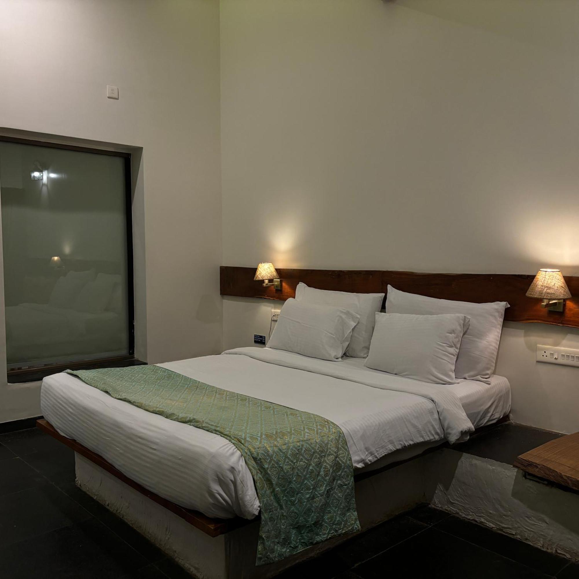 Nisarg Resort Kolhapur Exteriör bild