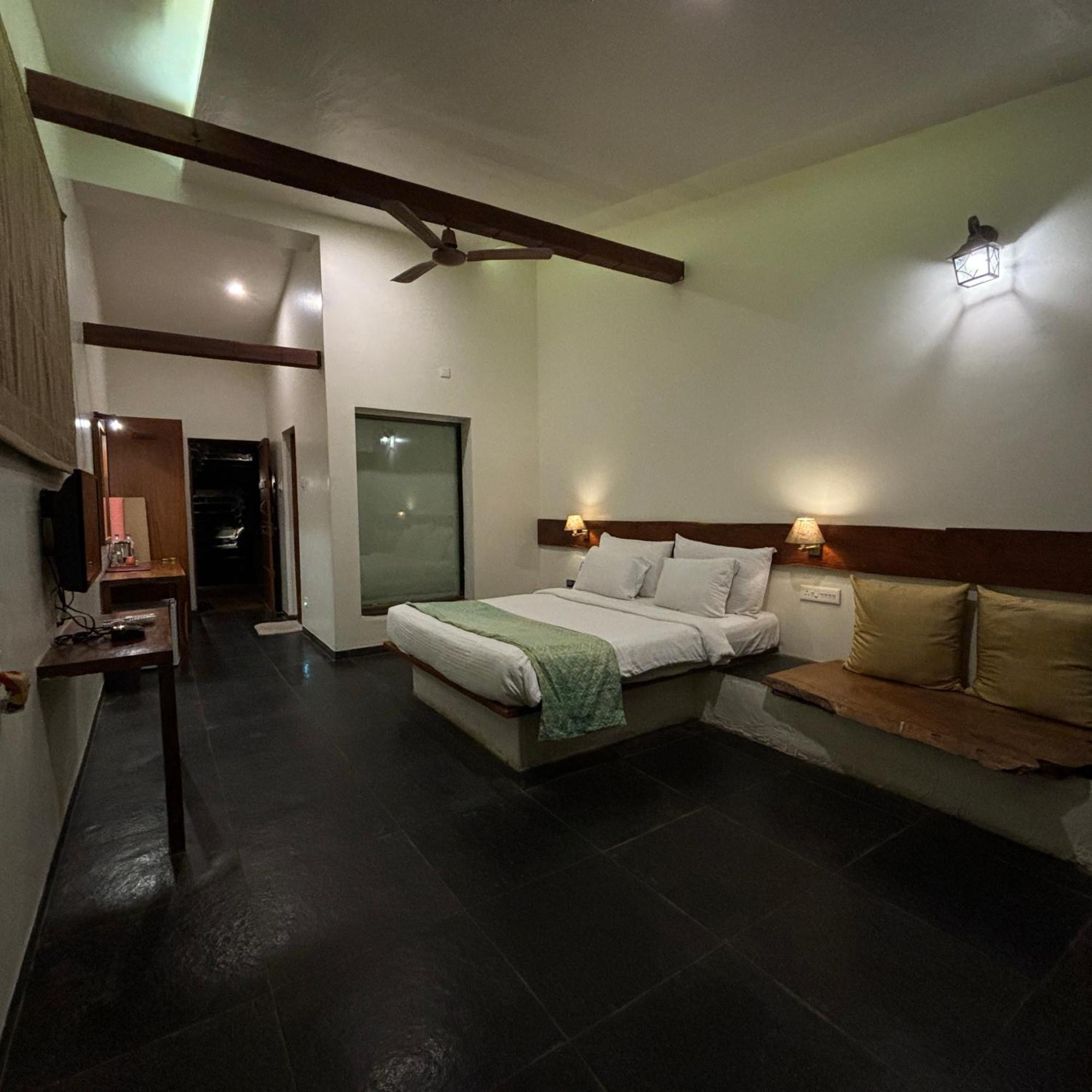 Nisarg Resort Kolhapur Exteriör bild