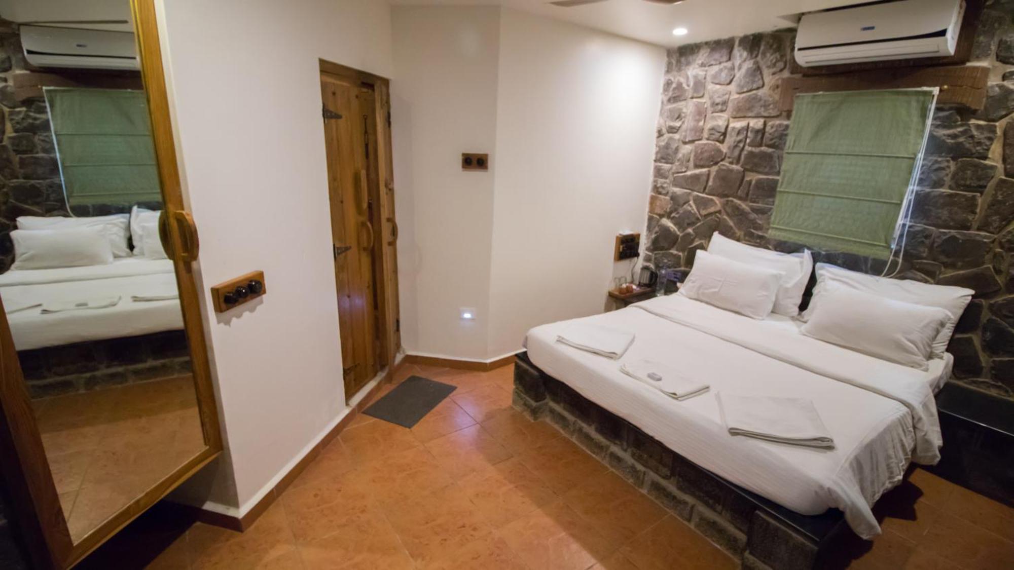 Nisarg Resort Kolhapur Exteriör bild
