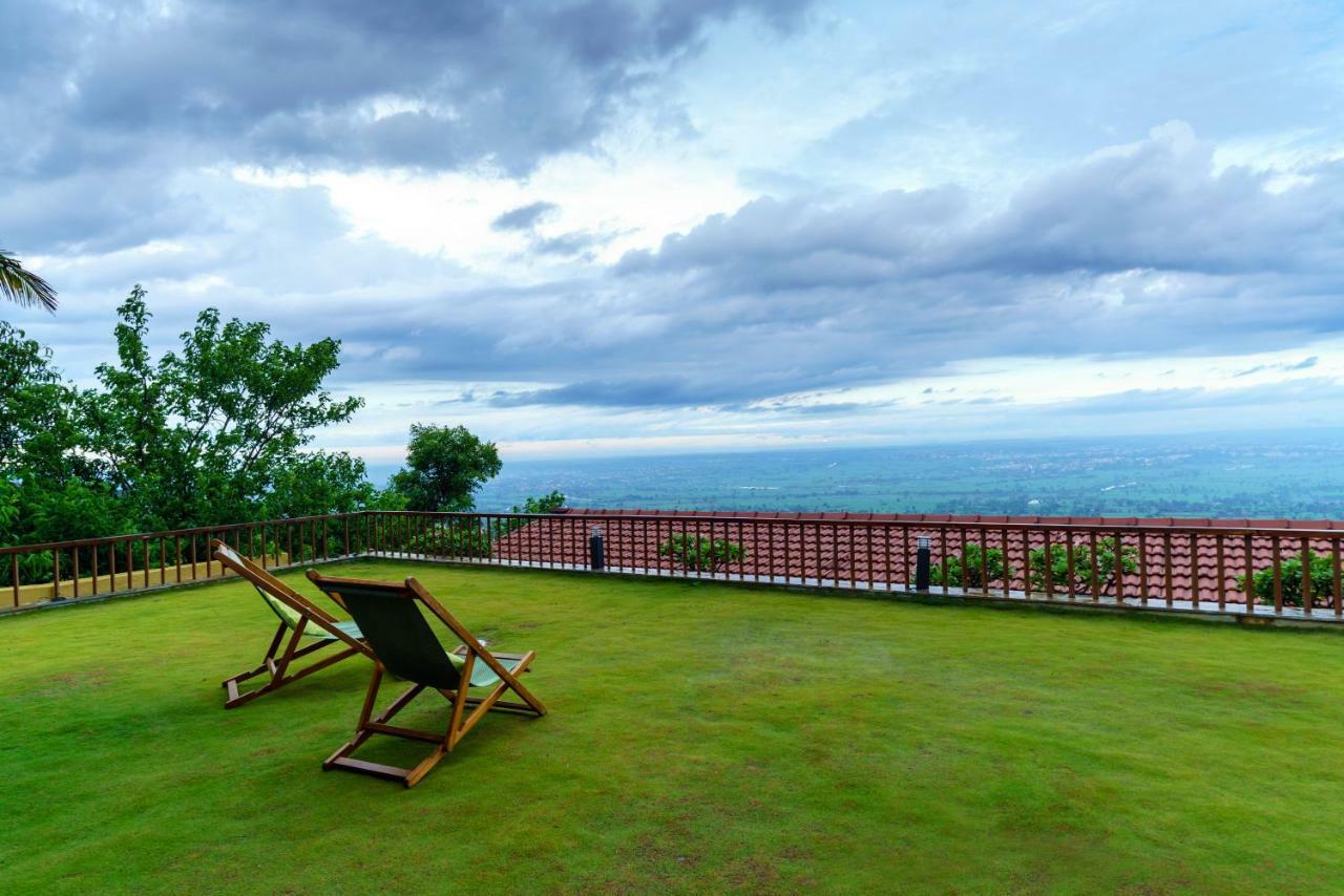 Nisarg Resort Kolhapur Exteriör bild